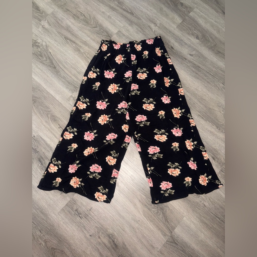 American Eagle - Black Floral Crop Pants